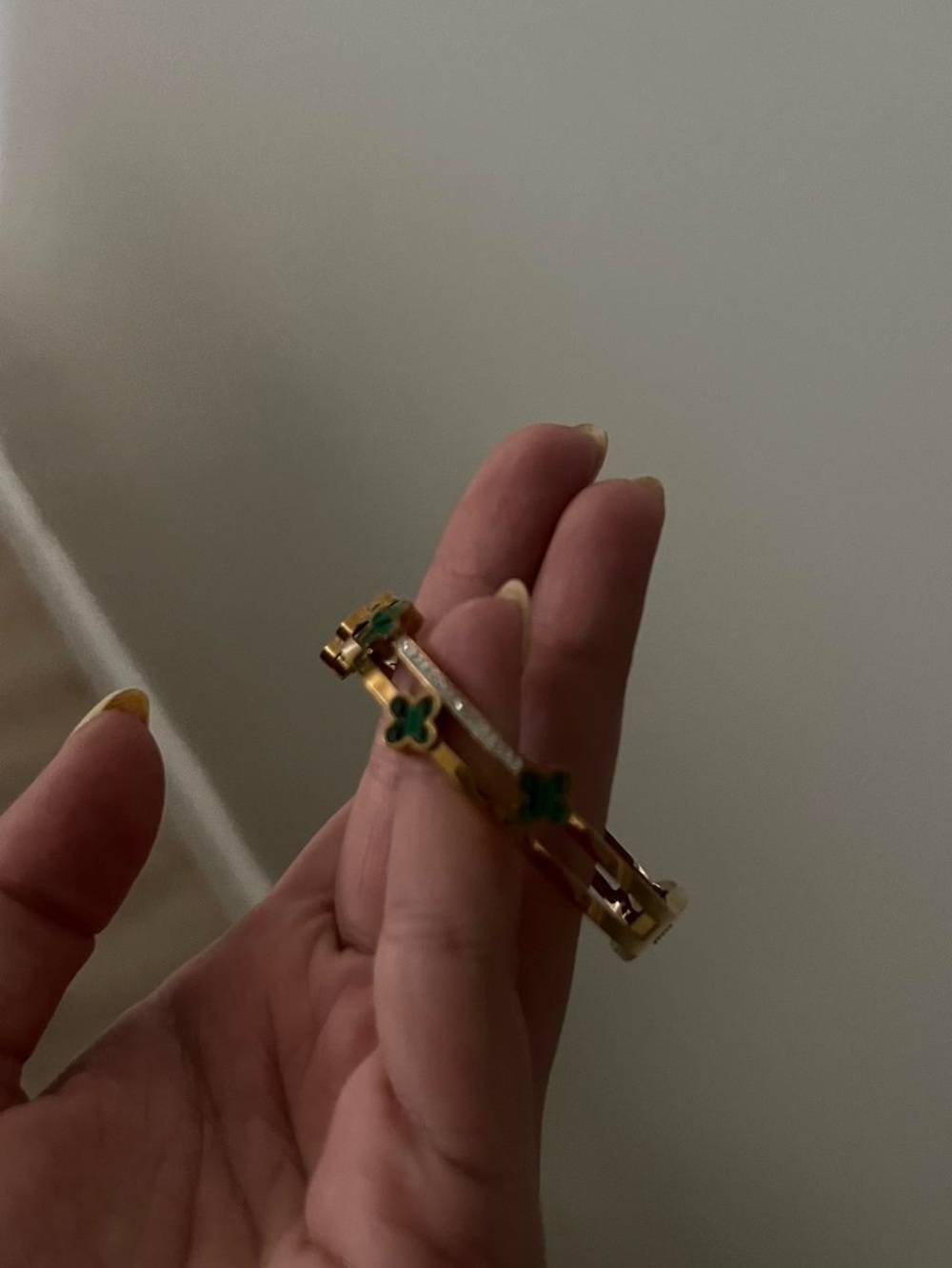 Trendy boutique Gold Bracelet with Green Clover Enamel - Picture 2 of 4